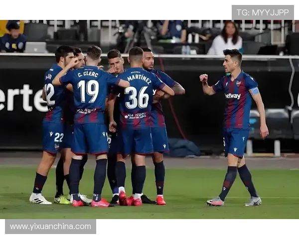 巴塞罗那迎战埃尔切黑猫入场助阵球队争胜